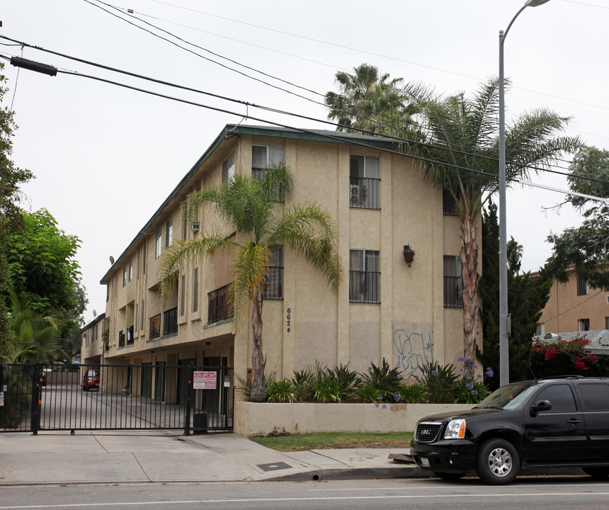 6624 Woodley Ave in Van Nuys, CA - Building Photo