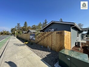 1841 Hubbard Ln in Grants Pass, OR - Building Photo - Building Photo