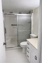 9120 Fontainebleau Blvd in Miami, FL - Foto de edificio - Building Photo