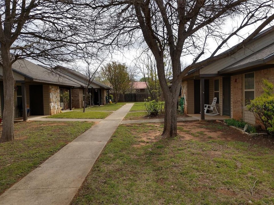 591 E Hwy St in Fredericksburg, TX - Building Photo