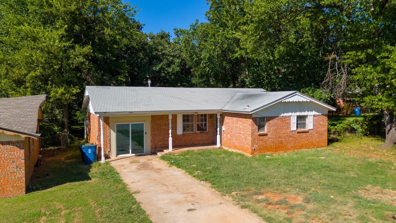 1309 Parkwoods Ct in Midwest City, OK - Foto de edificio