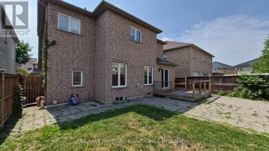 118 Flagstone Way in Newmarket, ON - Building Photo - Building Photo