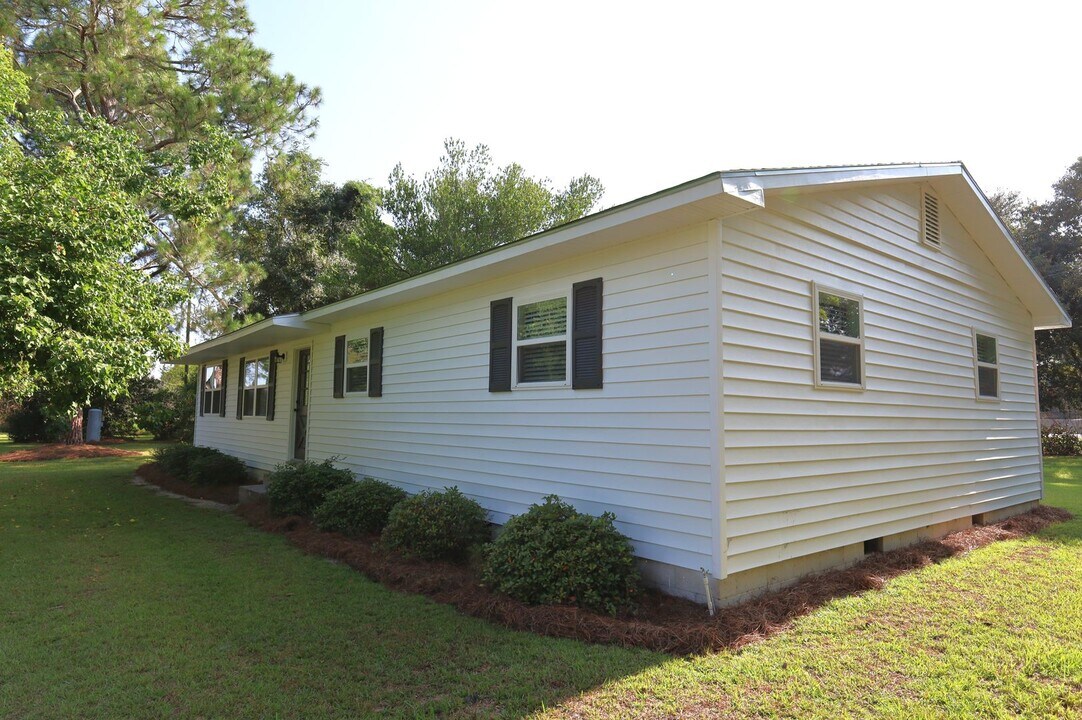 1125 M J Taylor Rd in Adel, GA - Foto de edificio