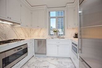 132A E 65th St in New York, NY - Foto de edificio - Building Photo