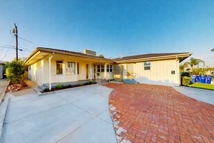 5704-5706 Dorothy Dr in San Diego, CA - Building Photo