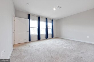 46320 Mount Milstead Ter in Sterling, VA - Foto de edificio - Building Photo