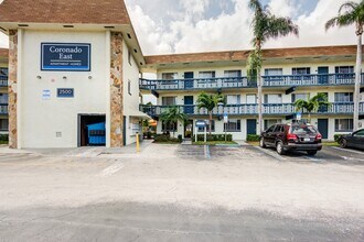 Coronado Springs East in Palm Springs, FL - Foto de edificio - Building Photo