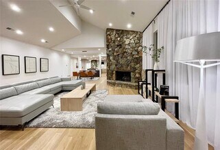 6802 Bert Ln in Dallas, TX - Foto de edificio - Building Photo