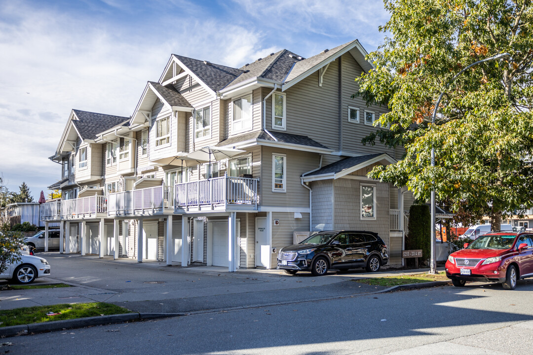 5255 201A St in Langley, BC - Building Photo