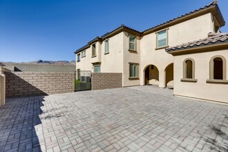 351 Rezzo St in Las Vegas, NV - Foto de edificio - Building Photo