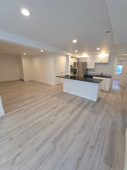 7169 W Hawker Ln in West Valley City, UT - Building Photo