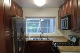 21500 Burbank Blvd, Unit 111 in Los Angeles, CA - Building Photo - Building Photo