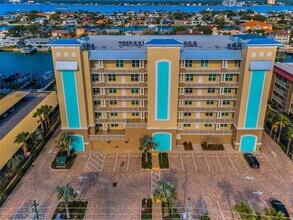 125 Island Way, Unit 502 in Clearwater, FL - Building Photo - Building Photo
