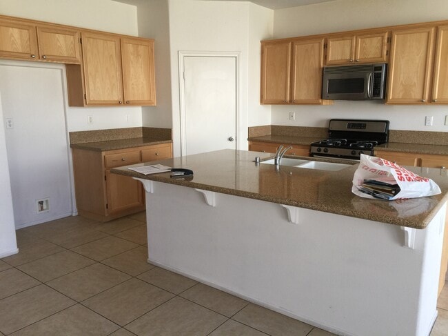 44523 Byron St in Lancaster, CA - Building Photo - Building Photo