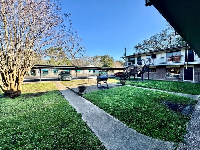 2201 N Grand Blvd in Pearland, TX - Foto de edificio - Building Photo