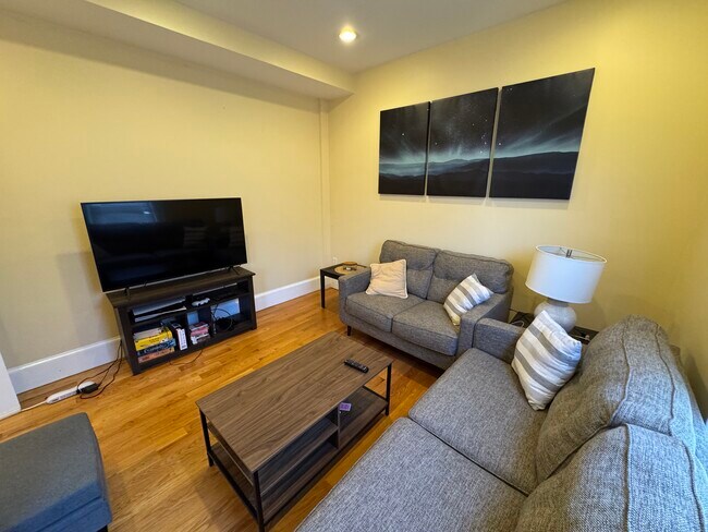 208 Holland St, Unit 2A in Somerville, MA - Building Photo - Building Photo