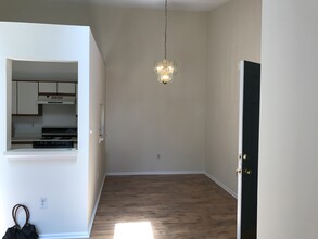 29 Amberly Ct, Unit 29 in Franklin Park, NJ - Building Photo - Building Photo