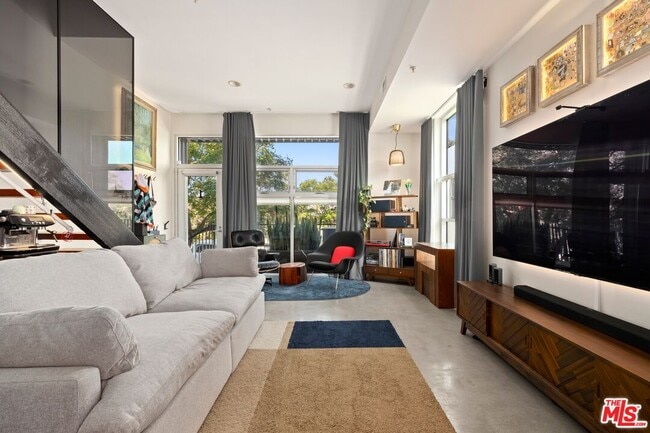 140 S Gramercy Pl in Los Angeles, CA - Building Photo - Building Photo