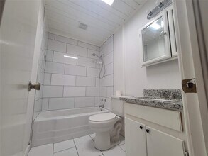 401 N Tinsley St in Angleton, TX - Building Photo - Building Photo