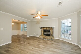 1053 Mainstreet Lake Dr in Stone Mountain, GA - Foto de edificio - Building Photo