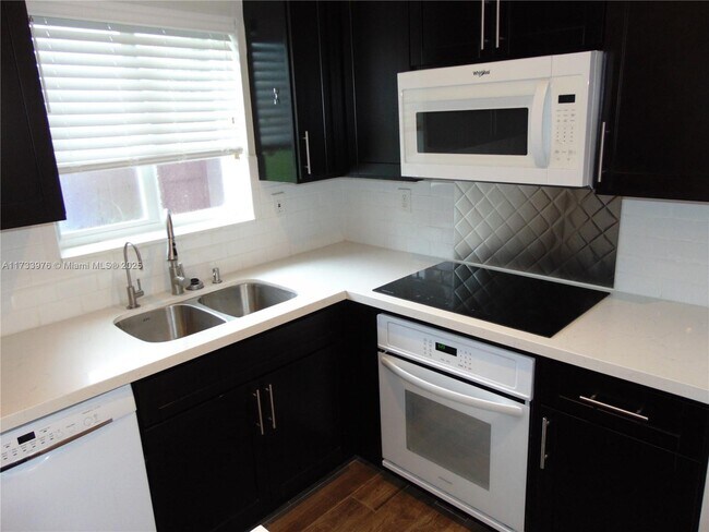 8111 NW 15th St in Pembroke Pines, FL - Building Photo - Building Photo