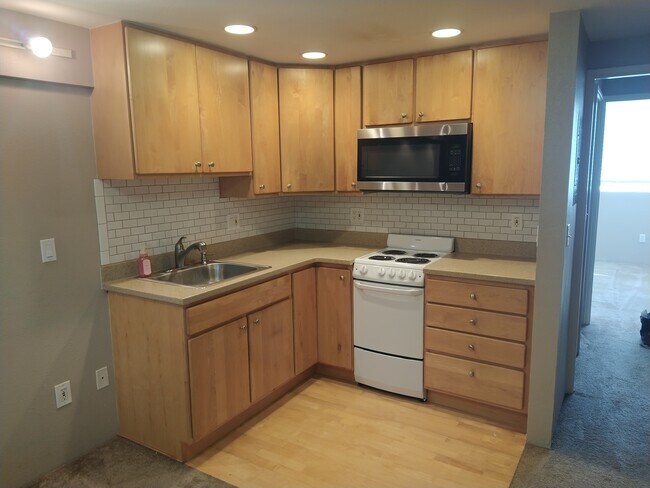 2860 Waialae Ave in Honolulu, HI - Building Photo - Building Photo