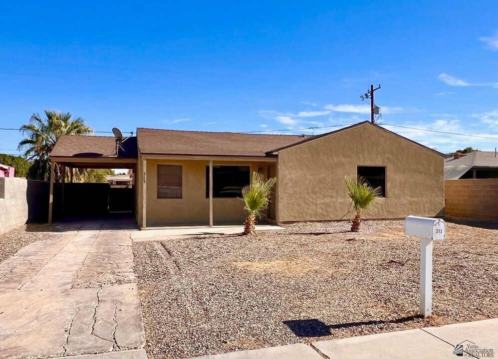 313 S 23rd Ave in Yuma, AZ - Building Photo
