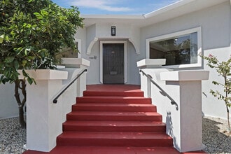 301 W Walnut St in Stockton, CA - Foto de edificio - Building Photo