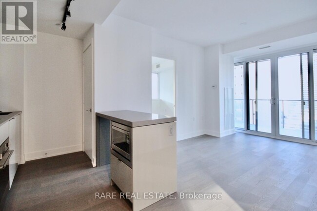 7-2307 Grenville St in Toronto, ON - Building Photo - Building Photo