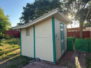 1026 Northcliff Dr in Portland, TX - Foto de edificio - Building Photo