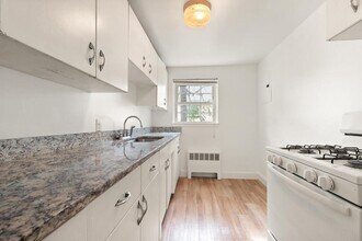 8 Menotomy Rd, Unit #4 in Arlington, MA - Foto de edificio - Building Photo