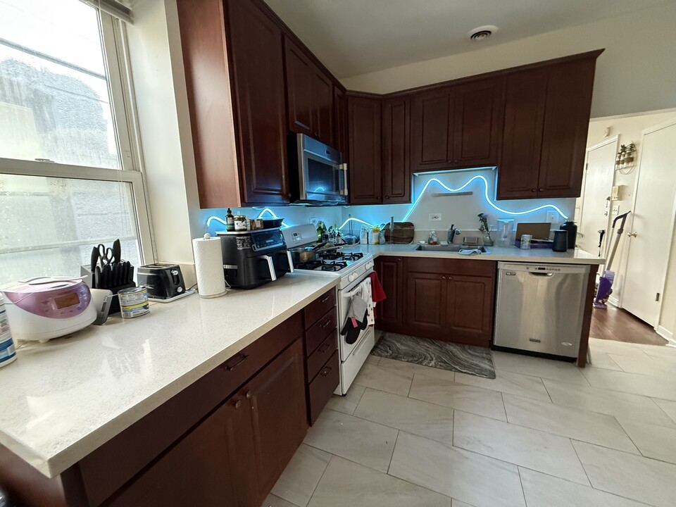 2246 W Armitage Ave, Unit # 03F in Chicago, IL - Building Photo