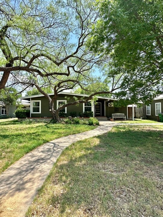 2839 W Twohig Ave in San Angelo, TX - Building Photo