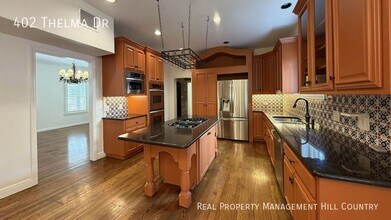 402 Thelma Dr in San Antonio, TX - Foto de edificio - Building Photo