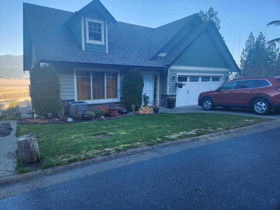 43726 Alameda Dr in Chilliwack, BC - Building Photo