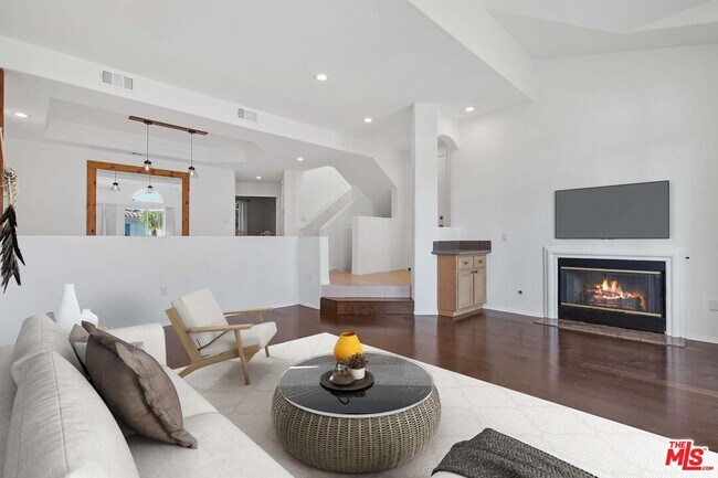 6457 Zuma View Pl in Malibu, CA - Foto de edificio - Building Photo