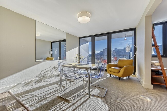 111 SW Harrison St in Portland, OR - Foto de edificio - Building Photo