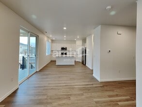 6620 S Newbern St in Aurora, CO - Foto de edificio - Building Photo