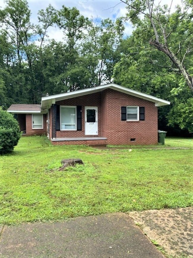 2733 Clayton Dr NW in Huntsville, AL - Foto de edificio - Building Photo