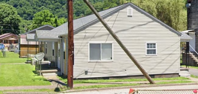 124 1/2 Maple St in Smithers, WV - Building Photo - Building Photo