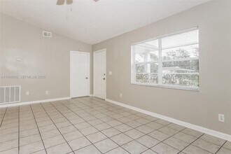 1274 SW Byron St in Port St. Lucie, FL - Foto de edificio - Building Photo