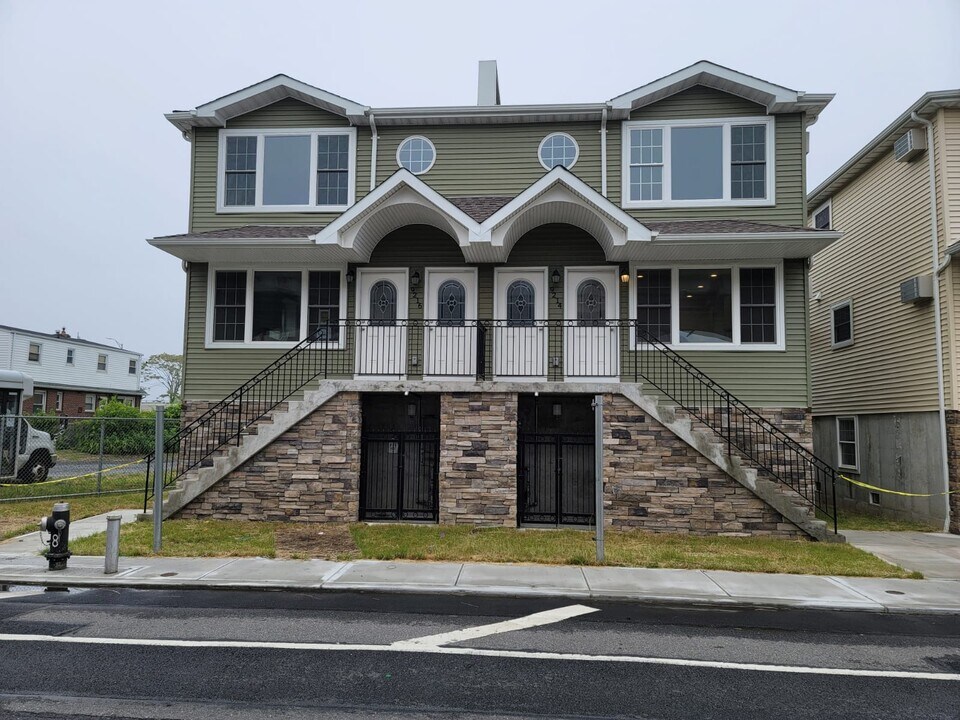 9214 Rockaway Fwy, Unit Rockaway beach 3 bed 1 ba in Far Rockaway, NY - Building Photo