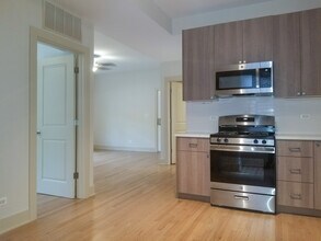 2009 W Cortez St, Unit 13 in Chicago, IL - Building Photo - Building Photo