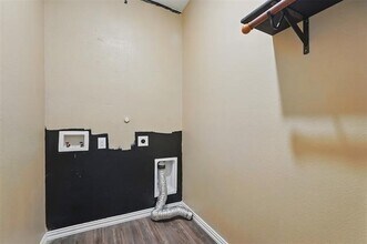 5411 Montrose Dr in Heartland, TX - Foto de edificio - Building Photo