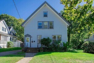 20 Dewey St in Huntington, NY - Building Photo