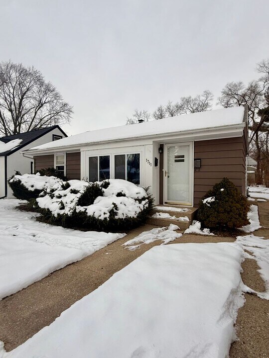 1711 Midway Dr in Rockford, IL - Building Photo