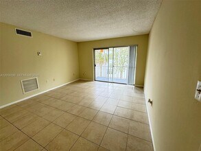 415 Executive Center Dr in West Palm Beach, FL - Building Photo - Building Photo