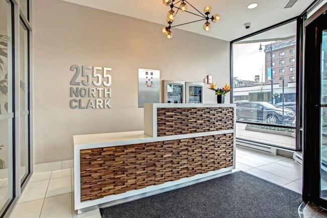 2555 N Clark St in Chicago, IL - Building Photo - Building Photo
