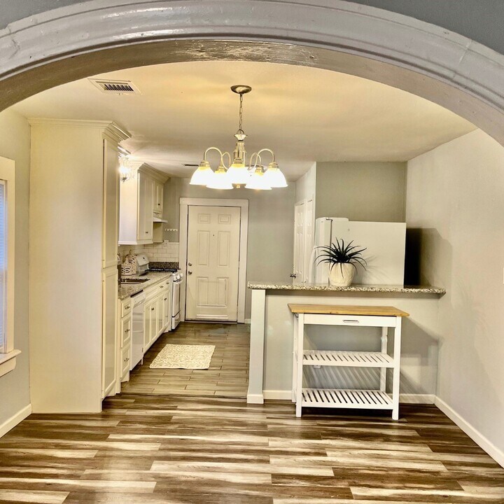 106 N Eastwood St in Houston, TX - Building Photo