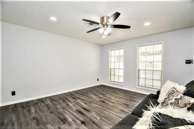 property at 2404 Oaks Dr